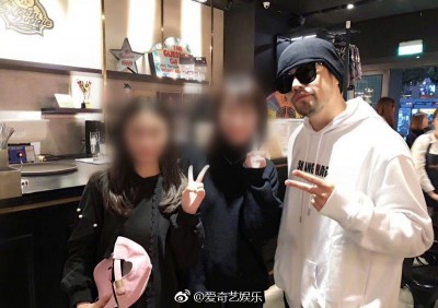 网友偶遇周董夫妻，也成功要到合照。