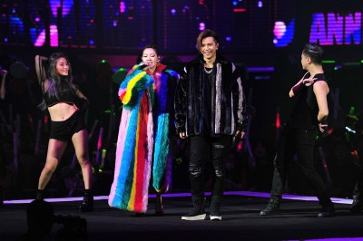 罗志祥和小S合唱《恋爱达人》。