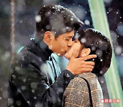 他俩在《男朋友》结局于雪中热吻近1分钟。
