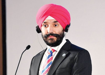 贝恩斯在经济论坛上与苏里会面。