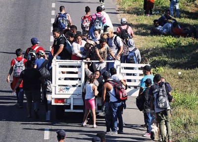 难民非法进入墨西哥南部。