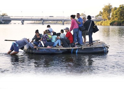 部分难民坐木筏由危地马拉进入墨西哥。