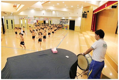 该园学生无论男女，上课时都必须裸露上身，只穿短裤。 