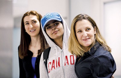 奎农（中）和方慧兰（右）在多伦多机场合照。（法新社照片）