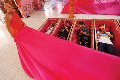 泰国民众躺进棺材迎接新年。