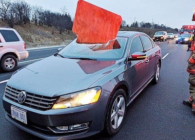 木板一半插入车内。