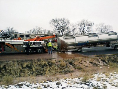 州际公路上一地又暖又滑的巧克力浆。