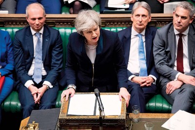 特丽莎梅在草案遭否决后发表演说。（法新社照片）