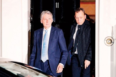 哈蒙德与多名部长和商界代表召开了长达一小时的电话会议。（法新社照片）