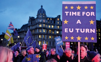 亲欧派民众在国会广场示威。（法新社照片）