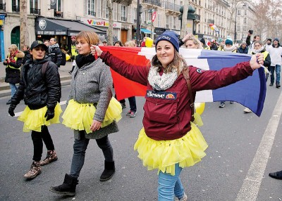 部分游行人士穿上黄色小纱裙，有人则拿着黄色气球。