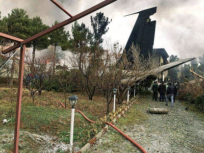 飞机坠落后残骸散满一地。 