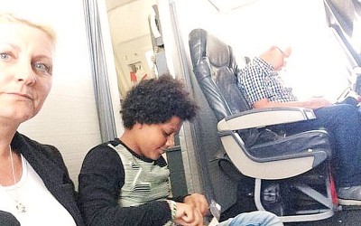 宝拉与女儿被迫坐在飞机的地上。