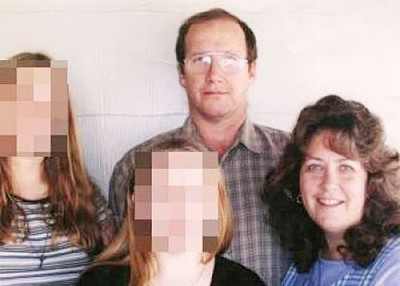 坎贝尔（右2）或被控种族屠杀。