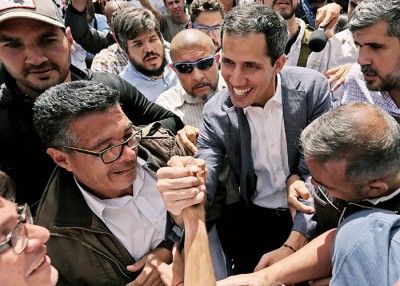 瓜伊多（中）走进人群与支持者握手。