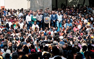 支持者聆听瓜伊多发表演说。（法新社照片）