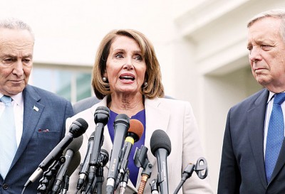 佩洛西（中）指民主党计划令财政部及税务局重新运作。（法新社照片）