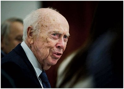 沃森因发表种族歧视言论，遭曾经领导的实验室褫夺所有荣誉头衔。