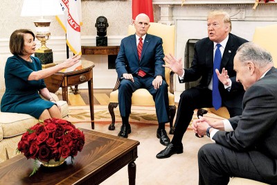 特朗普（右二）表示会在白宫，等候签署解决政府局部停摆的文件。（法新社照片）