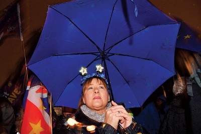 民众周二晚在国会外冒雨等候表决结果。（法新社照片）