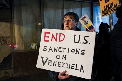 纽约有民众要求美国停止制裁委内瑞拉。