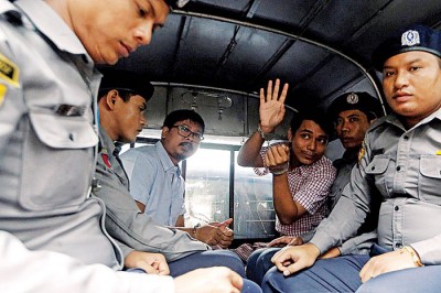 瓦隆（后左）和觉梭吴（后右）前年12月被捕，引起国际人权团体关注，质疑缅甸当局企图掩饰真相。