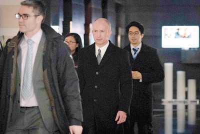 格里什（中）率领美国代表团与中国展开谈判。（法新社照片）