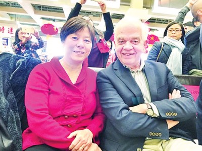 妻子林秀英（左）是大马华裔。麦家廉曾指出，其家庭对中加友谊有很大贡献。