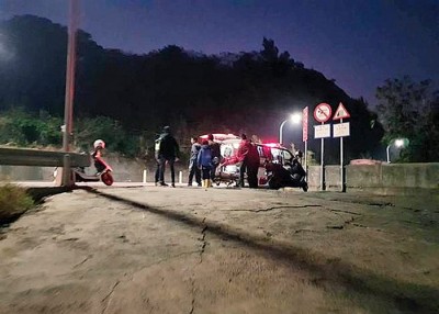 救护员赶到现场施救。