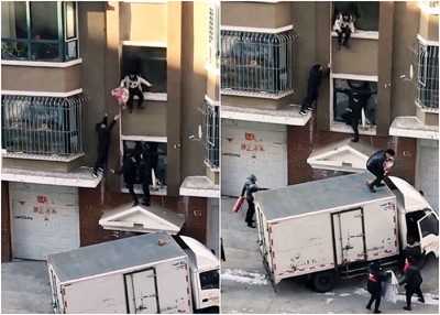 母女两人先后获救。