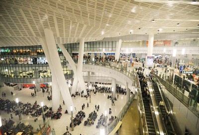 香港西九龙站周一因外籍男疑染MERS，安排进行消毒。