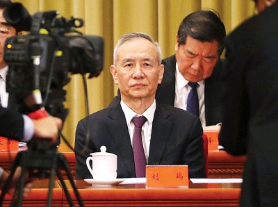 中方代表团以刘鹤为首。