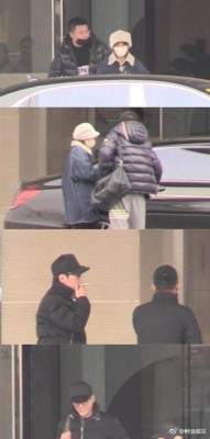 冯绍峰被拍趁老婆在室内时，独自到外头抽烟。