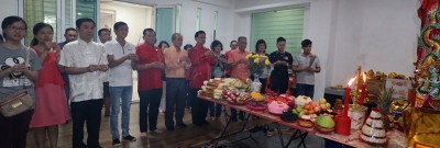 方天兴与家属共同拜祭天公之后向媒体发表谈话。