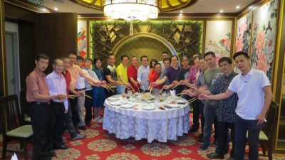 出席嘉宾以及雪隆华人药业公会理事一起进行捞生仪式欢庆新年。
