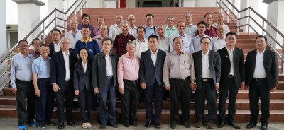 出席交流会的各团体代表于会场外拍大合照留念。前排左起：张志开、陈纹达、邓文武、许德婉、薛华东、邹寿汉、拿督陈冠勋州议员、叶新田博士、黄振渊、陈开、王运才教授。