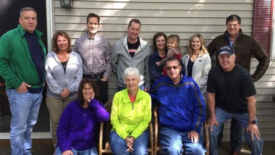 杰里夫妇（居中）及家人。