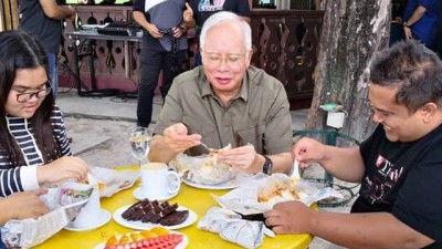 纳吉与民众共进早餐。(图取自纳吉脸书专页)