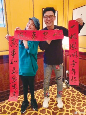 舒淇的宽松穿搭（左图）飘“孕味”。