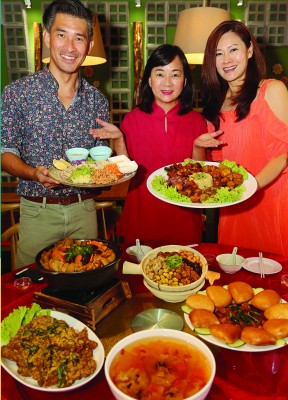 新年不一定要吃大鱼大肉，叶良财、吕爱琼及林奕廷相约到香道湾健康素食料理，一起品尝素食新春套餐。