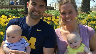 齐泽默夫妇对于生产一刻才发现怀有双胞胎感兴奋又震惊。