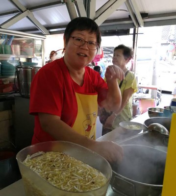 咖喱面小贩郭春兰:来光顾的,几是每天来买菜的熟客,新春咖喱面不涨价,终于回报顾客多年来的支撑。