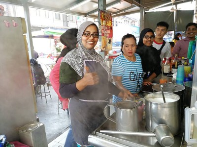 饮料小贩西蒂:新春饮料不涨价,工作特别好,小贩及顾客都开心。
