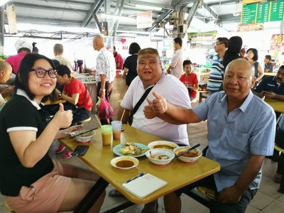 小依淡小贩中心新年不涨价,陈义吉(右)一家人于赞!