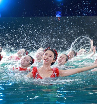 林志玲表演水上芭蕾《绽放》，让粉丝惊艳。