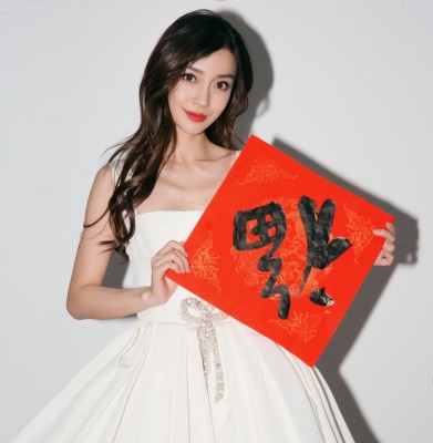 Angelababy成为第4位粉丝数破亿的明星。