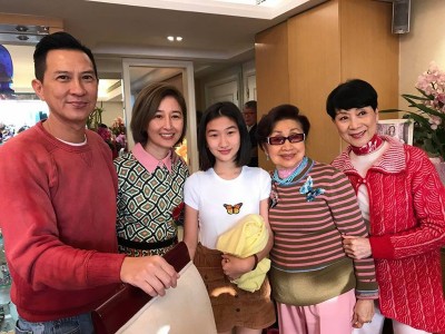 张家辉带着妻女跟白雪仙拜年。