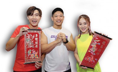 升广（左）和阿妮与教练Ang一同向读者拜年，祝大家新的一年龙马精神，身体健康。