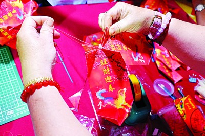 第四：而另外1角，在系上红色线绳后，再以订书机固定。