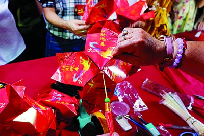 第七：再拿4封红包，重复第二至第四步骤（如图示），并与做好的第一层及第二层合并。